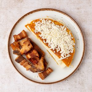 Cachapa con Queso de Mano y Chicharrón - Comida venezolana en Barcelona